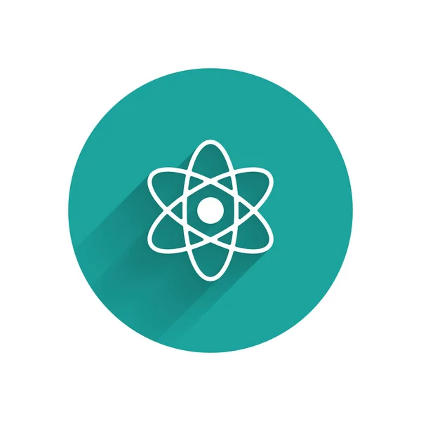 白色原子图标与长长的阴影隔离 核物理学 科学研究的象征 绿色圆环按钮 病媒图解 — 图库矢量图片