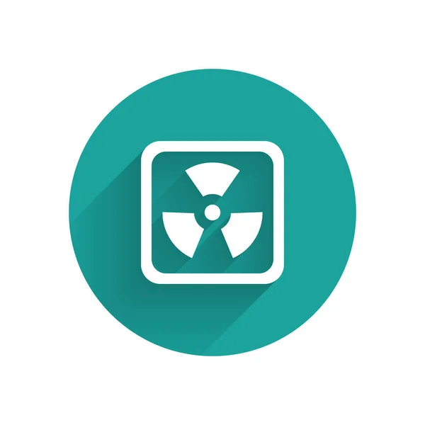 長い影で隔離された白い放射性のアイコン 放射性毒性記号 放射線危険標識 緑色の丸ボタン ベクターイラスト — ストックベクタ
