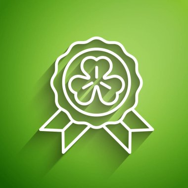 Yeşil arka planda dört yapraklı yonca simgesi olan beyaz çizgi madalyası. Mutlu Aziz Patrick günleri. Vektör İllüstrasyonu