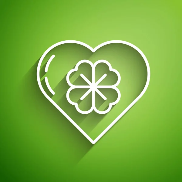 Línea blanca Corazón con cuatro hojas de trébol icono aislado sobre fondo verde. Feliz día de San Patricio. Ilustración vectorial — Vector de stock