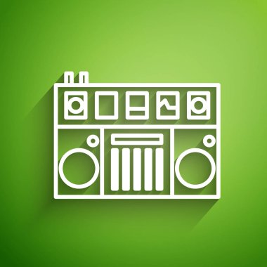Müzik simgesini çalmak ve karıştırmak için beyaz çizgi DJ kumandası yeşil arkaplanda izole edildi. Vinil çalar ve uzaktan kumandayla DJ karıştırıcısı tamamlandı. Vektör İllüstrasyonu