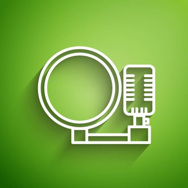 Beyaz çizgi mikrofon simgesi yeşil arkaplanda izole edildi. Radyodaki mikrofondan. Sözcü işareti. Vektör İllüstrasyonu