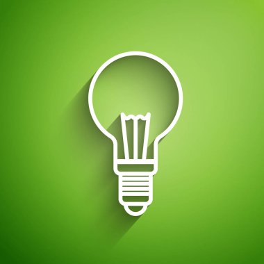 Yeşil arka planda izole edilmiş fikir ikonu kavramına sahip beyaz çizgi lambası. Enerji ve fikir sembolü. İlham konsepti. Vektör İllüstrasyonu