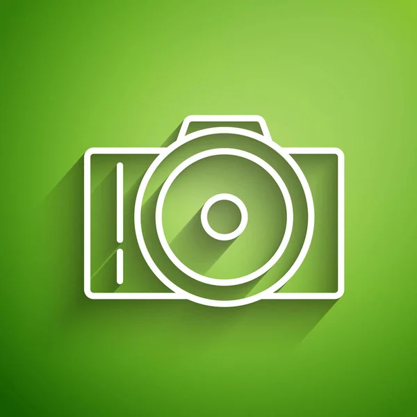 Linea bianca icona della fotocamera fotografica isolata su sfondo verde. Icona della fotocamera fotografica. Illustrazione vettoriale — Vettoriale Stock