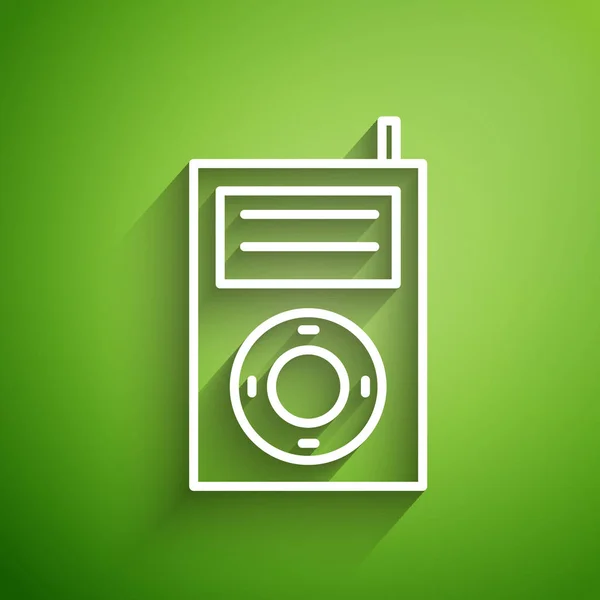 Línea blanca Icono del reproductor de música MP3 aislado sobre fondo verde. Dispositivo de música portátil. Ilustración vectorial — Vector de stock