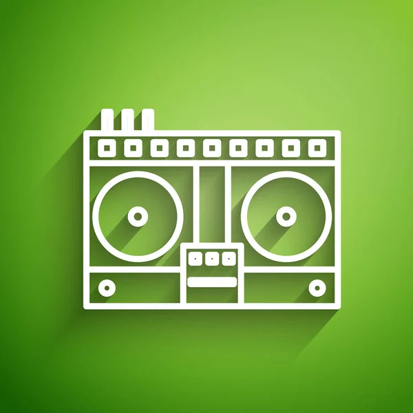 Remoto de DJ de linha branca para reproduzir e misturar ícone de música isolado em fundo verde. DJ mixer completo com leitor de vinil e controle remoto. Ilustração vetorial —  Vetores de Stock