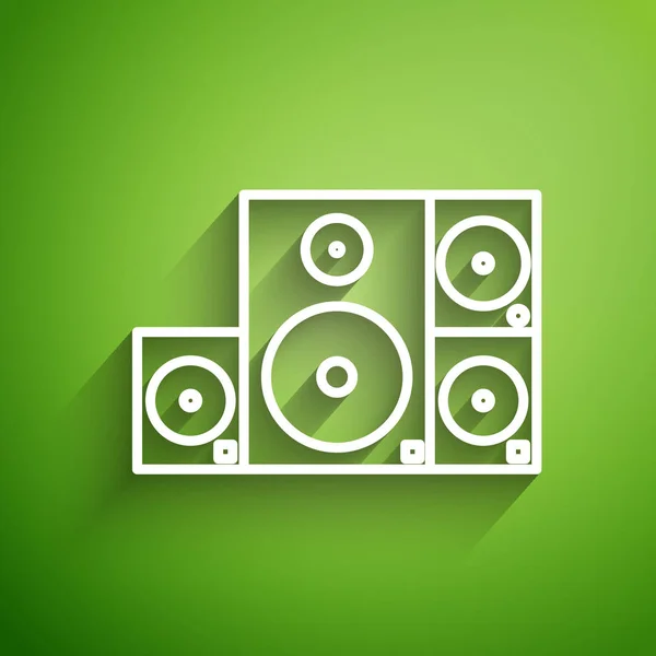White Line Stereo Lautsprechersymbol isoliert auf grünem Hintergrund. Soundsystem-Lautsprecher. Musik-Ikone. Musiksäule Lautsprecher Bass Ausrüstung. Vektorillustration — Stockvektor