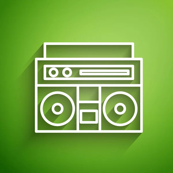 White Line Home Stereo mit zwei Lautsprechern Symbol isoliert auf grünem Hintergrund. Musikanlage. Vektorillustration — Stockvektor