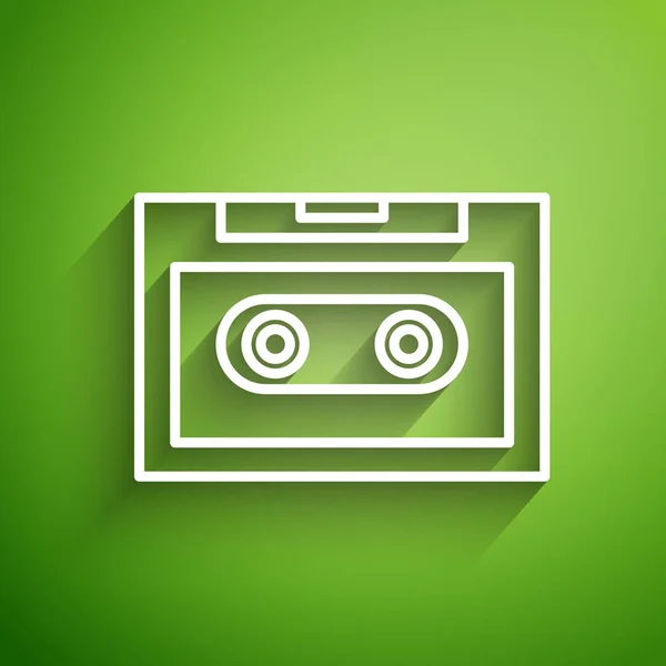 Línea blanca Icono de cinta de casete de audio retro aislado sobre fondo verde. Ilustración vectorial — Vector de stock