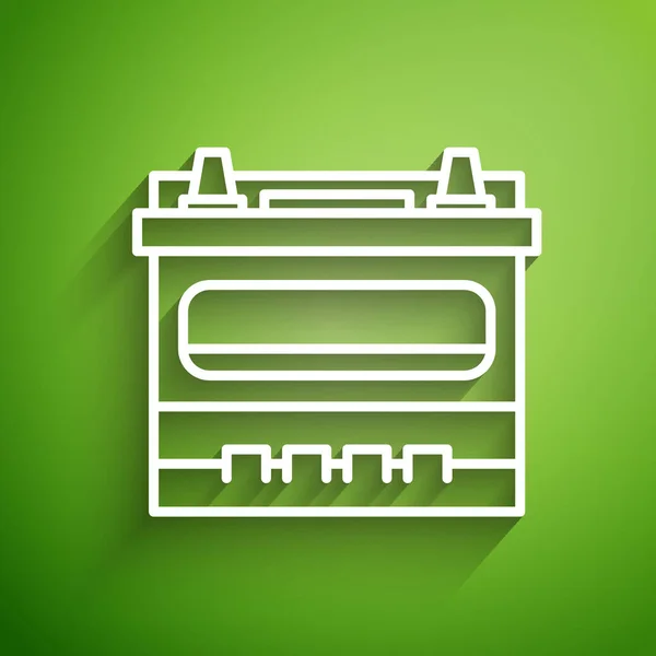Línea blanca Icono de batería de coche aislado sobre fondo verde. Acumulador de energía de la batería y la batería acumulador de electricidad. Ilustración vectorial — Archivo Imágenes Vectoriales