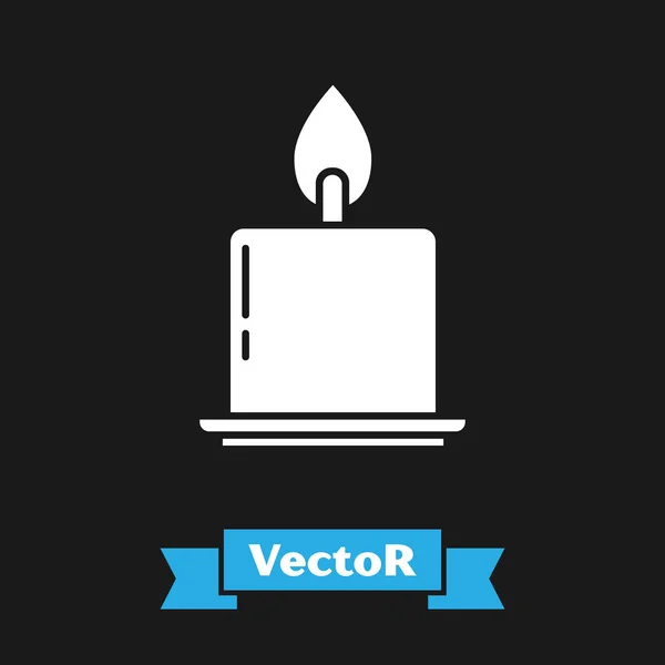 Weiße brennende Kerze im Kerzenständer-Symbol isoliert auf schwarzem Hintergrund. zylindrischer Kerzenstock mit brennender Flamme. Vektorillustration — Stockvektor