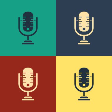 Renkli mikrofon simgesi renk arkaplanında izole edildi. Radyodaki mikrofondan. Sözcü işareti. Klasik tarzda çizim. Vektör İllüstrasyonu