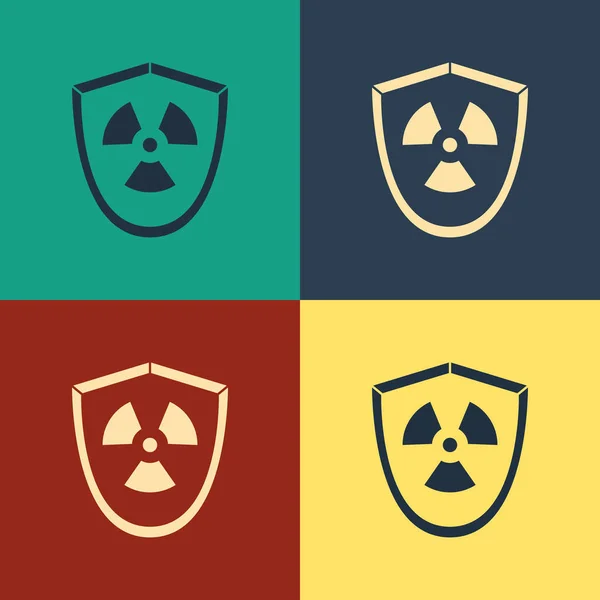 Couleur Radioactif dans l'icône du bouclier isolé sur fond de couleur. Symbole toxique radioactif. Radiation Signal de danger. Dessin style vintage. Illustration vectorielle — Image vectorielle