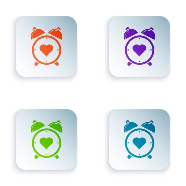 Alarm saatinin ortasındaki renk kalbi simgesi beyaz arkaplanda izole edildi. Sevgililer Günü. Kare düğmelere simgeleri yerleştir. Vektör İllüstrasyonu