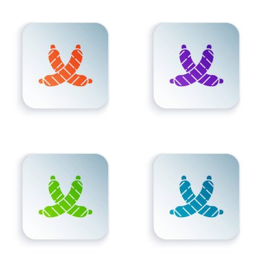 Beyaz arkaplanda renklendirilmiş sosis simgesi izole edildi. Izgara sosis ve aroma işareti. Kare düğmelere simgeleri yerleştir. Vektör İllüstrasyonu