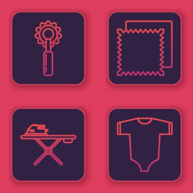 Halat kesici, elektrikli ütü ve ütü masası, tekstil kumaş rulosu ve bebek kıyafetleri. Mavi kare düğme. Vektör