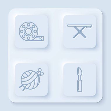 Şerit mezura, ütü masası örgü iğneli iplik topu ve kesici alet. Beyaz kare düğme. Vektör