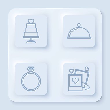 Yürekli düğün pastası, bir tepsi yemek, elmas nişan yüzüğü ve iki boş fotoğraf çerçevesi ve kalple kaplı. Beyaz kare düğme. Vektör