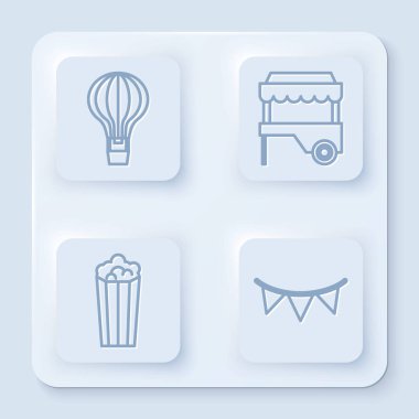 Set hattı sıcak hava balonu, tenteli Fast Street yemek arabası, karton kutuda patlamış mısır ve bayraklı karnaval çelengi. Beyaz kare düğme. Vektör