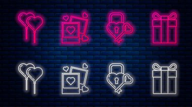 İki boş resim çerçevesi ve kalp, Castle kalp ve anahtar şeklinde balonlar kalp şeklinde kurdele ve hediye kutusu şeklinde. Tuğla duvarda parlayan neon simgesi. Vektör