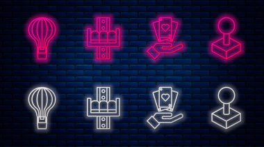Hat Cazibe Atlıkarınca, oyun kartları, sıcak hava balonu ve atari makinesi için Joystick ayarlayın. Tuğla duvarda parlayan neon simgesi. Vektör