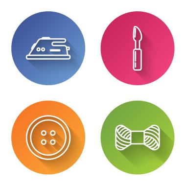 Hat ütüsü, kesici alet, elbise dikme düğmesi ve makaraya dikiş ipliği. Renkli daire düğmesi. Vektör