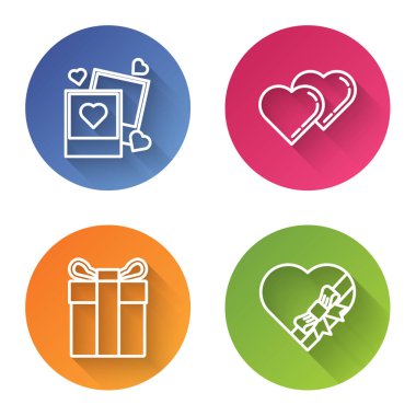 İki boş fotoğraf çerçevesi ve kalp, İki Bağlı Kalp, Hediye Kutusu ve Şeker kalp şeklinde kutuda ve fiyonk. Renkli daire düğmesi. Vektör