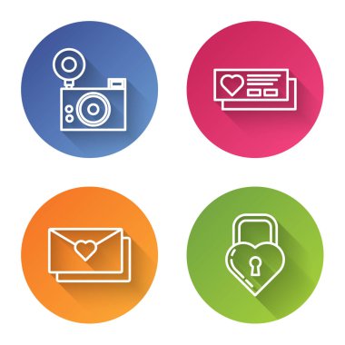 Fotoğraf makinesi, kalple bilet, kalp şeklinde bir kalple zarf ve Castle 'ı ayarlayın. Renkli daire düğmesi. Vektör