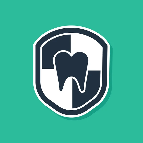 Blaues Zahnschutzsymbol isoliert auf grünem Hintergrund. Zahn auf Schild-Logo. Vektorillustration — Stockvektor