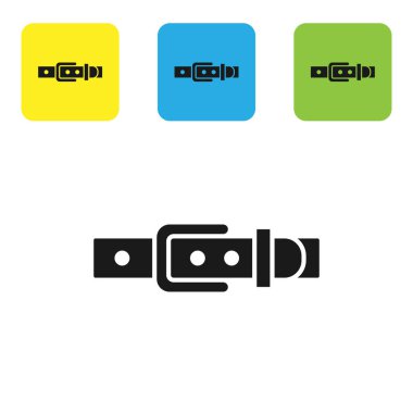 Beyaz arka planda izole edilmiş, düğmeli çelik toka ikonu olan siyah deri kemer. Renkli kare düğmeleri ayarlayın. Vektör İllüstrasyonu