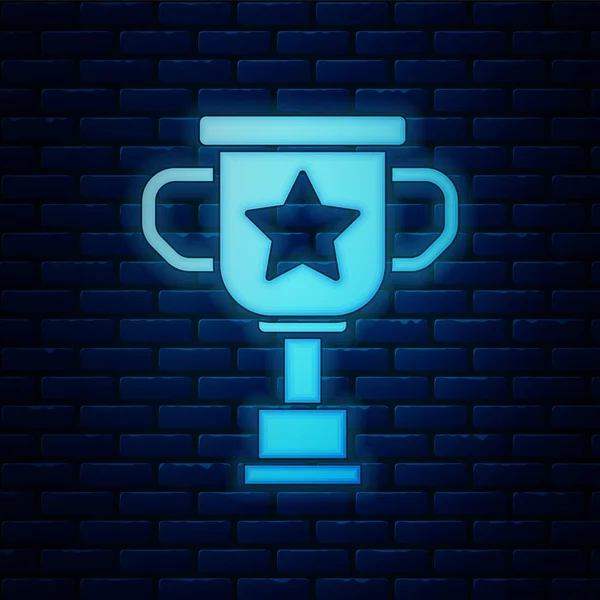 Brilhante ícone copo neon Award isolado no fundo da parede de tijolo. Símbolo do troféu vencedor. Campeonato ou troféu de competição. Sinal de realização desportiva. Ilustração vetorial —  Vetores de Stock