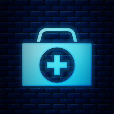 Parlayan neon rengi ilk yardım seti simgesi tuğla duvar arkasında izole edildi. Haçlı sağlık kutusu. Acil durumlar için tıbbi ekipman. Sağlık sigortası konsepti. Vektör İllüstrasyonu