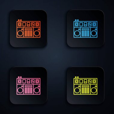 Müzik simgesini çalmak ve karıştırmak için renkli neon hattı Dj uzaktan kumandası siyah arkaplanda izole edildi. Vinil çalar ve uzaktan kumandayla DJ karıştırıcısı tamamlandı. Kare düğmelere simgeleri yerleştir. Vektör İllüstrasyonu