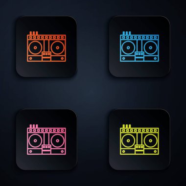 Müzik simgesini çalmak ve karıştırmak için renkli neon hattı Dj uzaktan kumandası siyah arkaplanda izole edildi. Vinil çalar ve uzaktan kumandayla DJ karıştırıcısı tamamlandı. Kare düğmelere simgeleri yerleştir. Vektör İllüstrasyonu