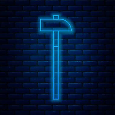 Parlayan neon hattı çekiç simgesi tuğla duvar arkasında izole edildi. Tamir için bir araç. Vektör İllüstrasyonu