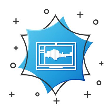 Beyaz çizgi Ses veya ses kaydedici veya dizüstü bilgisayar simgesindeki düzenleyici yazılım beyaz arkaplanda izole edildi. Mavi altıgen düğmesi. Vektör İllüstrasyonu