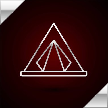 Gümüş çizgili turist çadırı simgesi koyu kırmızı arka planda izole edilmiş. Kamp sembolü. Vektör İllüstrasyonu