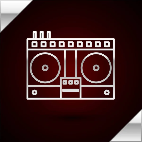 Silver line DJ remoto para tocar e misturar ícone de música isolado no fundo vermelho escuro. DJ mixer completo com leitor de vinil e controle remoto. Ilustração vetorial —  Vetores de Stock