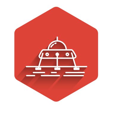 Beyaz çizgi Mars gezgini ikonu uzun gölgeli izole edilmiş. Uzay aracı. Ay yürüyüşü işareti. Gezegen yüzeyini incelemek için bir cihaz. Kırmızı altıgen düğmesi. Vektör İllüstrasyonu