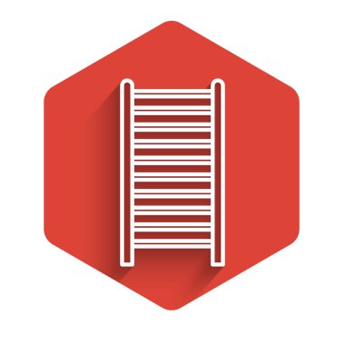 Beyaz çizgi tahta merdiven ikonu uzun gölgeli izole edilmiş. Kırmızı altıgen düğmesi. Vektör İllüstrasyonu