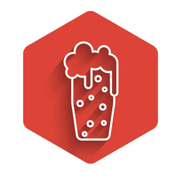 Witte lijn Glas bier icoon geïsoleerd met lange schaduw. Rode zeshoek knop. Vector Illustratie — Stockvector