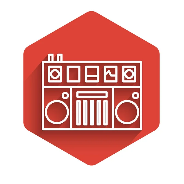 Línea blanca DJ remoto para reproducir y mezclar icono de música aislado con sombra larga. Mezclador DJ completo con reproductor de vinilo y control remoto. Botón de hexágono rojo. Ilustración vectorial — Vector de stock