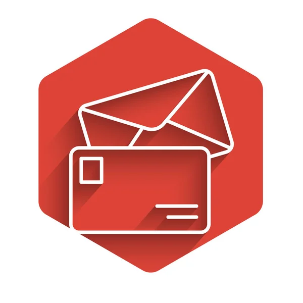 Weiße Linie Umschlagsymbol isoliert mit langem Schatten. E-Mail-Nachricht Brief Symbol. roter Sechskant-Knopf. Vektorillustration — Stockvektor