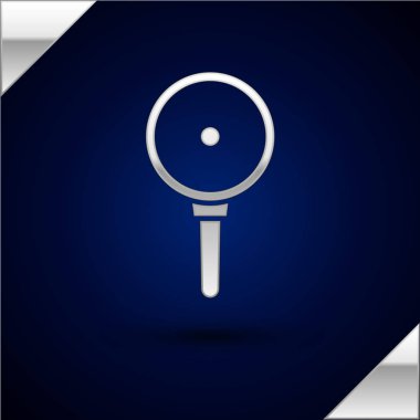 Gümüş kızartma tavası simgesi koyu mavi arkaplanda izole edilmiş. Kızartma veya kızartma gıda sembolü. Vektör İllüstrasyonu