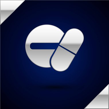 Gümüş Tıp hap veya tablet simgesi koyu mavi arka plan üzerinde izole. Kapsül hapı ve ilaç işareti. Eczane tasarımı. Vektör İllüstrasyonu