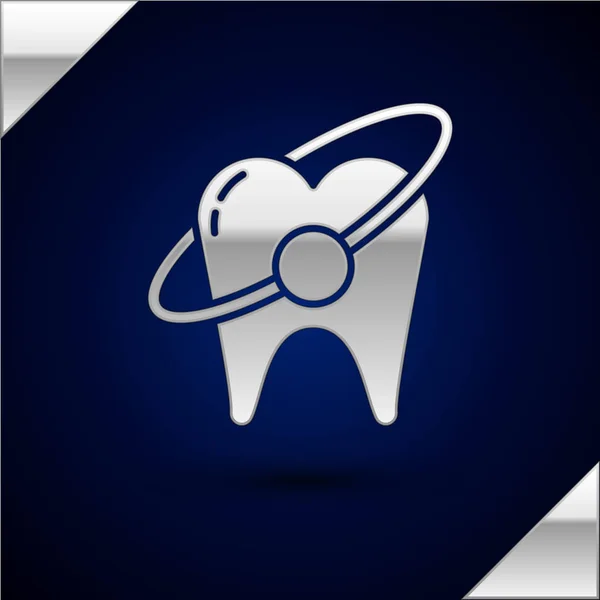 Иконка отбеливания серебряных зубов выделена на темно-синем фоне. Символ зуба для стоматологической клиники или стоматологического медицинского центра. Векторная миграция — стоковый вектор