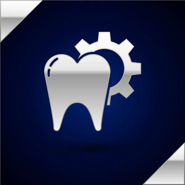 Icono de procedimiento de tratamiento dental plateado aislado sobre fondo azul oscuro. Reparación dental con engranaje. Ilustración vectorial — Vector de stock