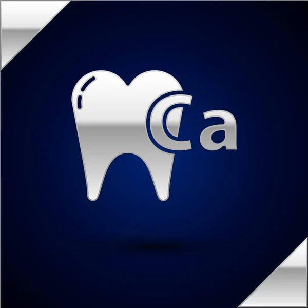 Ezüst kalcium a fog ikon elszigetelt sötétkék háttér. A fogászati klinika vagy a fogorvosi központ fogszimbóluma. Vektorillusztráció — Stock Vector