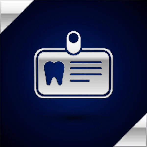 Stříbrná identifikační karta s ikonou zubu izolované na tmavomodrém pozadí. Vektorová ilustrace — Stockový vektor
