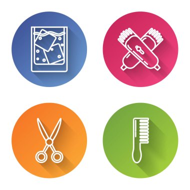 Sıraya dizilmiş viski ve buz küpleri, çapraz elektrikli saç makası veya traş makinesi, makas kuaförü ve saç fırçası. Renkli daire düğmesi. Vektör